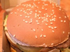 本場のマクドナルドで食べたビッグマック。しかも、一個6ドル（660円）。味は日本と変わりませんでした。ふつうに美味しいというやつです。