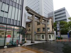 櫛田神社参道鳥居　博多駅からのメインストリートの一つ、大博通りに面しているが、ビルに挟まれている。