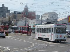 ５月12日午後2時過ぎ。
岡電の東山電停でしばし電車の観察。