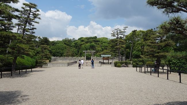 　そこで、王陵等の一端をご紹介して、世界遺産登録への前祝いとしたいと思います。写真資料等は、発表当日藤井寺市と松原市の古墳を輪行散歩。その二日後にも堺市を早足で輪行したものを纏めてご紹介するため、多少時間軸がズレる写真もあることはご承知おきください。併わせて「河泉王陵４９箇所」巡りの端緒といたします。<br />　仁徳天皇陵古墳（堺市）
