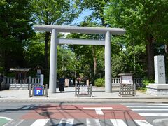 ＪＲ中央・総武線「阿佐ヶ谷駅」の近くに有ります、神明宮さんの鳥居と参道です。