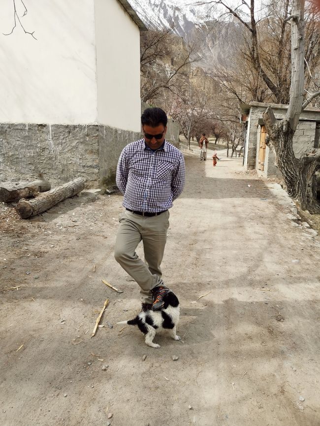 カリームさんの足にじゃれつく子犬<br /><br />イスラムでは犬は不浄の生き物とされていると聞きますが、必ずしもそうでもないようです。（もちろん地域によるのでしょうが）