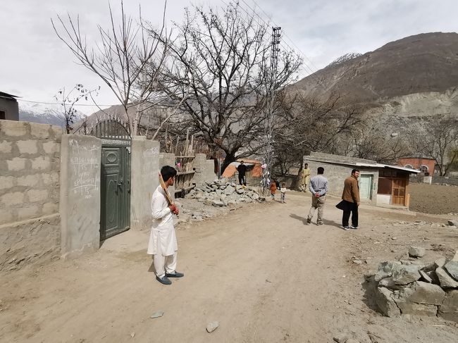 クリケットで遊ぶ村の若者