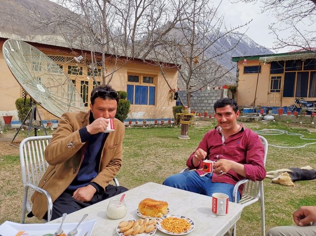 ドラーバー氏（左）の友人（右）のお宅でお茶をごちそうになりました。