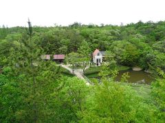 展望台からは、「サツキとメイの家」の全景が望めます。

「サツキとメイの家」の観覧時間は３０分。
私達のグループは前半で家の中、後半は外の観覧となりました。
このうち家の中の写真撮影は不可。
そのため、これから上げる写真はすべて外からの撮影となります。

この家が登場する作品「となりのトトロ」の劇中では、
昭和33年（1958年）を設定しているとのこと。

というわけで、時代は一気に昭和へ。
2019年から一気に61年前へとタイムスリップいたします。
↓





