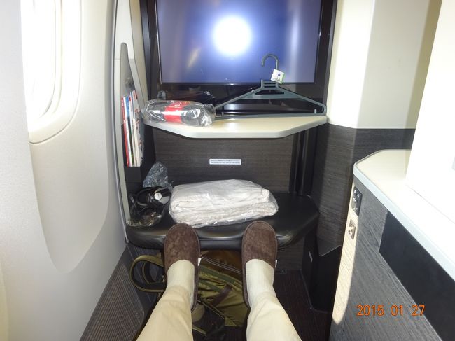 行きは羽田空港よりＪＡＬビジネスクラスにてパリに向かいます