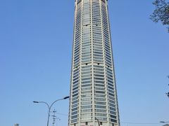 ジョージタウンのシンボル、コムタタワー。
地上68階にスカイウォークがあるという築30年を超える超高層マンションです。
マレーシアはかつては世界一だったペトロナスツインもあるし高層ビルは割と多いのかな？