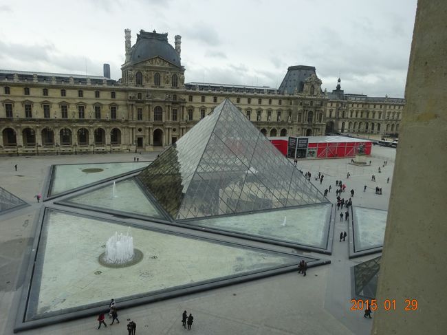 ルーブル美術館の建物です　　ガラスのピラミッドが奇抜のデザインとなっています