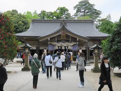 松江のパワースポット「八重垣神社」に寄ってみました。拝殿でお参りをした後、白紙の占い用紙を授かり、奥の院の鏡の池へ。