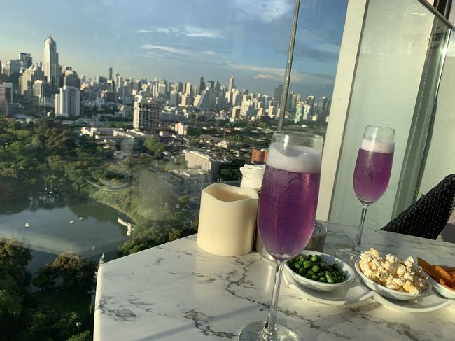 夕方はルーフトップバーへ。