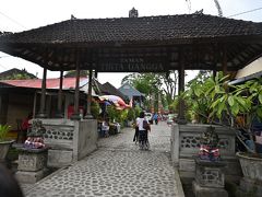 １２時に名残惜しくテガルサリチェックアウト。いや、やっぱりウブド、素敵な所でした。ただやはり街中は交通量多くて歩きにくい！次に泊まるなら郊外…プネスタナン辺りか、シドゥメン村まで行ってもいいな…ってもう次来る事考えてる（笑）。アメッドまではで予約をしている宿にお迎えをお願いしました。２時間くらいかかるので途中休憩がてら、「ティルタガンガ」を観光。