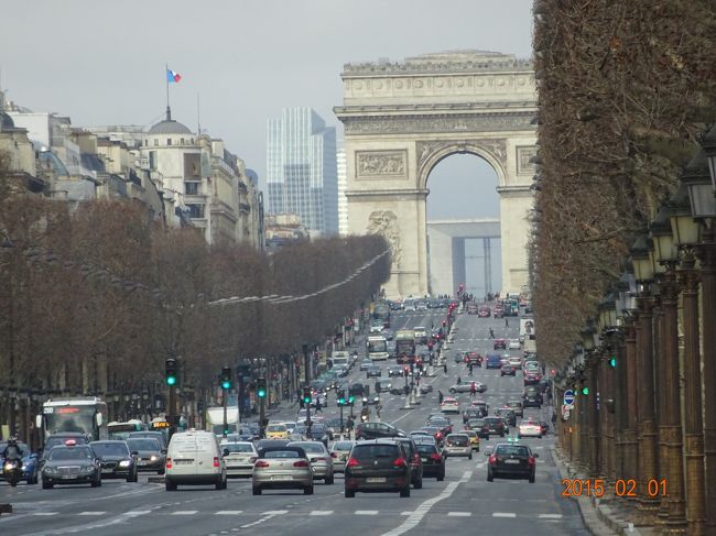 シャンゼリゼ通りから凱旋門が見えてきます