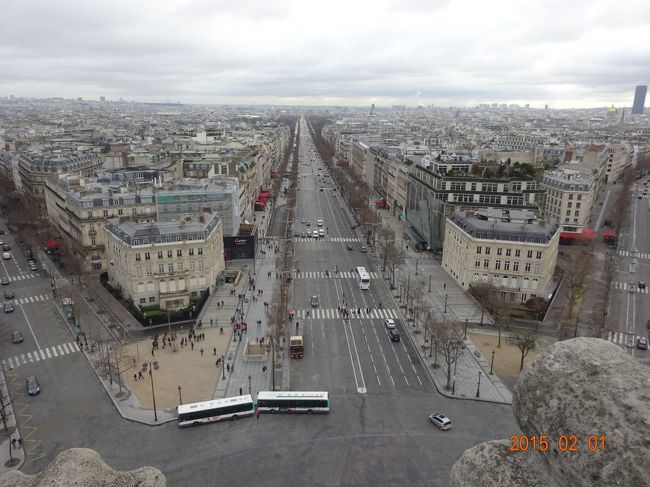 凱旋門の上からの景色　　放射線状に道が伸びています
