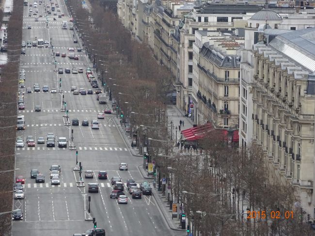 シャンゼリゼ大通りを望みます　赤いテントの場所がカフェ・フーゲッです