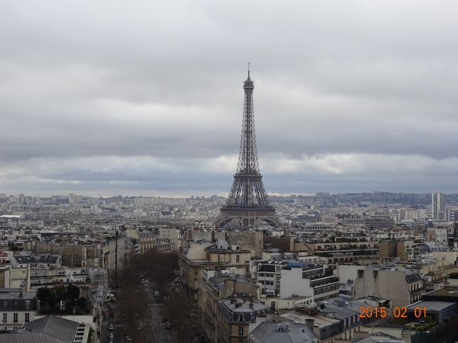 エッフェル塔も間近に見えます