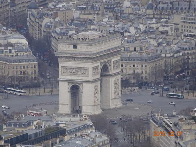 凱旋門の展望台には多くの人が上っています