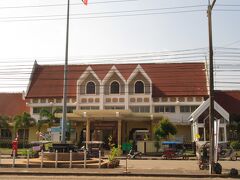 駅構内には，売店と有料トイレはあるが，食堂はない。

駅の外の道路向かいに簡単な食堂らしきものはあるが，あまり入る気はしないレベルのものだ。