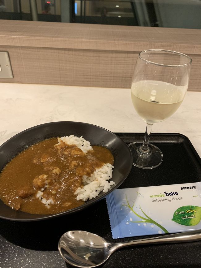 帰りもプレエコだったため、夜ご飯はラウンジで。ベタですが、カレーとワイン笑<br />特に観光もせず、ゆるーい旅行でしたが、バンコク通の友達と色々行けて楽しかったです！今度はどこに行こうかなー。