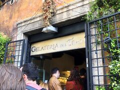 足が棒になりながらも人気のジェラートを食べに。
"ジェラテリア デル テアトロ（Gelateria del Teatro）"

10分くらい並びました。