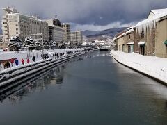 小樽運河。人で溢れているというほどではありませんでした。