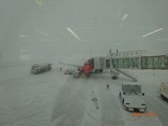 青森空港は雪景色でした。　ＦＤＡの駐機場も雪だ積もっています