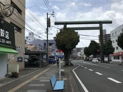 宮崎神宮の鳥居の横