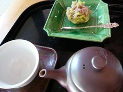煎茶と季節の和菓子をオーダー。
暑い時に温かいお茶でホッとしました。