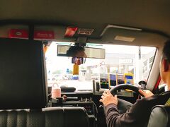 空港から宿泊のホテル・ランガム香港までタクシーで。
赤いタクシーに乗ります。
タクシーの運転手さんは英語はまず通じませんが、住所を書いた紙やホテル名を見せるのが早いです。
なぜ香港のタクシー運転手さんはスマホを複数台装備しているのか、謎です。