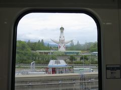 窓の外に”太陽の塔”が見えて、万博記念公園駅に到着！