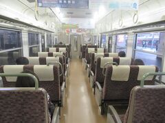 転換クロスシートの並ぶ車内。
景色を楽しみながら列車旅をするにはうれしい。