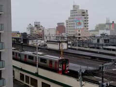 おはようございます
ホテルの部屋からは日豊本線が見えます＾＾
九州の電車ってなにげに可愛くないですか？