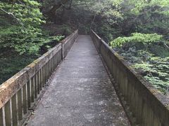 釜淵の滝を見に行く途中
すてきな橋を通ります