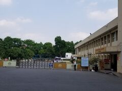 休んで体力回復したら、隣のタンロン遺跡に行きます。世界遺産なんですって。
入口がわからないって話ですが、ベトナム軍事歴史博物館から西に向かって歩いて最初の交差点を右に歩くとすぐに入口がありました。