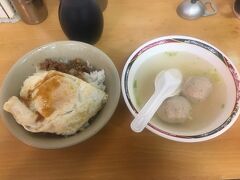 西門駅まで出て。。天天利です！
疲れで写真も少なくなっているのに、なぜか食べ物だけは撮ってあります。笑

すごい混んでいたのですが1人なのもあって待ち時間は数分ほど。
入り口でオーダー表を渡されて席に案内されるので、席で記入したら店員さんに渡してその場でお支払いです。

かの有名な「魯肉飯 with卵焼き」とスープ。牡蠣オムレツも頼めばよかったな～

何気にこの時初めて、魯肉飯をいただきました。他のお店ともいろいろ食べ比べたら楽しそう。ごちそうさまでした！
