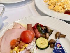 Hotel 9はわが家にはふさわしくないような優雅な部屋のホテルです。
朝ご飯にいったら、その場でとても愛想の良いおばさんがスクランブルエッグを焼いてくれるんですが、まるで私が作ったようなタマゴです。ふふふ。