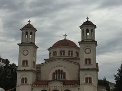 (18:18) 

≪聖ディミトリオス大聖堂≫ 2002年海外からの寄付によって建設開始、2014年聖ディミトリオスの祝日に合わせて10月26日、アルバニア正教会大主教のアナスタシスによって献堂式が行われた、ということでまだ新しい教会です。 