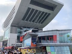 無料の展望台からだけじゃ満足できなくて、キョロキョロしていたら、
あの屋根の上に人がいる！

おそらく有料だろうけど、あそこに行くぞ！と、野生の勘を働かせて向かいます。
あまり下調べをして来なかったのがバレバレですね。