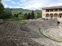 街外れでバスを下りて、ダラダラ坂を登ると、ローマ劇場のあるリベルタ広場に到着します。