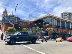 『ギラデリ・スクエア（Ghirardelli Square）』

■住所：900 North Point St., San Francisco, CA 94109
■TEL：(415) 474-3938
■営業時間：11:00～21:00
■公式HP：https://www.ghirardellisq.com

サンフランシスコ発祥の老舗チョコレートメーカーの『ギラデリ』が
フィッシャーマンズワーフエリアの一番西に1895年に建設した
チョコレート工場の跡地を改装したショッピングモール。