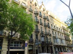 ホテルへの道中、変わった建物があるなぁ、と思い調べてみると、ガウディ建築の【カサ・カルベ】でした。
こんな街のど真ん中にガウディ作品が立っているなんて、バルセロナは芸術に溢れた街なんだと実感しました。
この日はホテルで洗濯をし、明日に備え早めに就寝しました。
明日のバルセロナ市内観光が楽しみです。