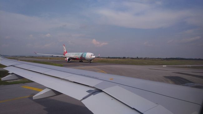 続々と滑走路へ向かうエアアジアの飛行機です。