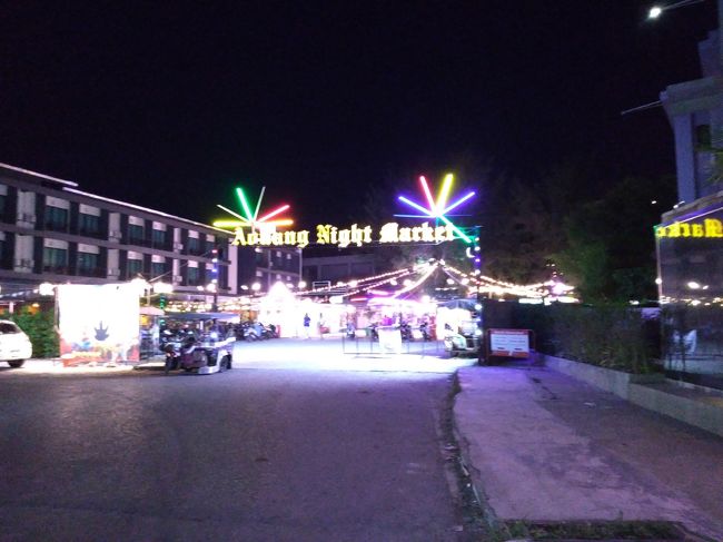 いきなり写真が飛びます。ちょっと空港からのミニバンでごたごたありましたが、無事にホテルに到着して、チェックイン。一日前にクラビ入りしている友人と待ち合わせたのが、その友人お気に入りのナイトマーケット。