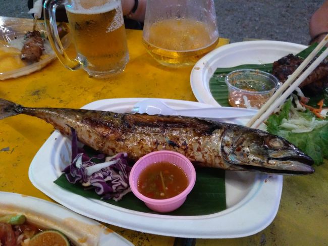 好きなものをそれぞれ勝手テーブルに持ってきます。みんなでシェアしていろいろなものがいただけるので楽しいですね。ちょっと高いですが、ドラフトビールも楽しめました。写真は先輩が買ってきたサバの丸焼き。渋い、、、。でもうまい！！