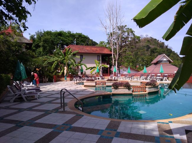 一回だけ入ったプール。意外に人が少なくて快適でした。