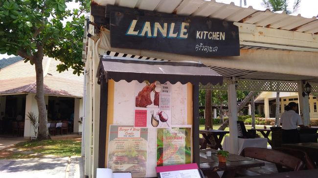 おなかがすいてきたら、ビーチ沿いのリゾートのレストランで、ハンバーガーをテイクアウトします。看板がなくなったので、やめちゃったのかと思いましたが、ウエイトレスに聞いたら注文できました。安くておいしいハンバーガーやサンドイッチがフライドポテト付きで楽しめます。