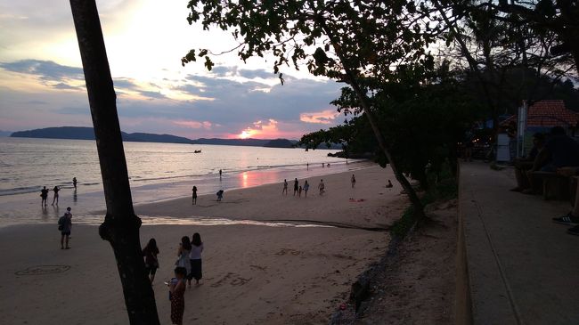 今回はホテルの場所の関係で、夕陽のスポットもいつもとちょっと違います。今の季節はアオナンビーチから見てかなり右側に沈んでゆきました。