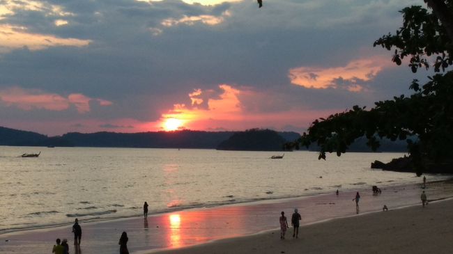 ちょっと雲が多いけどそこそこキレイな夕日で楽しめました。