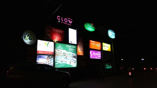 この看板を目印に中に入るとナイトマーケットです。