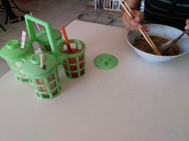 小腹がすいたときは、ヌードル屋さんに立ち寄ります。柔らかく煮込んだ鳥の手羽元が一つ入って、ちょっと濃くて甘めのスープヌードルです。