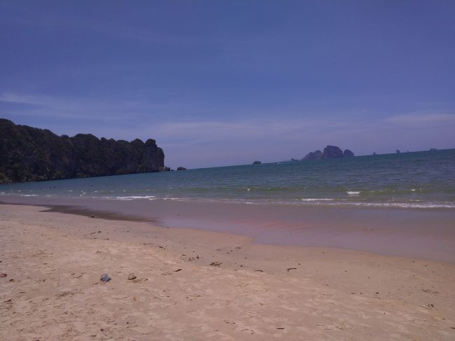 正午を過ぎると、あまりの暑さに白人の皆さんもあまり海には出てこない感じです。僕たちも、木陰がなくなってくる時間には退散してホテルで夕方までゴロゴロです。